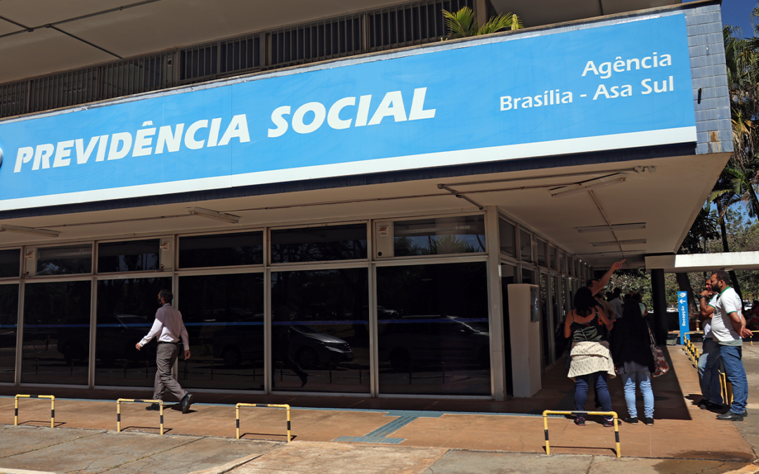 Fila do INSS cai 80% e governo prevê zerar atrasos em 2026